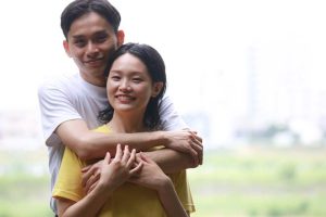 バックハグする男性心理｜後ろから抱きしめられた時の可愛い反応