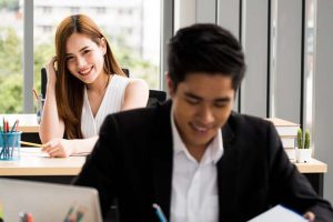 職場恋愛｜同じ職場のあの人が気になる…相手の本音、2人の恋進展