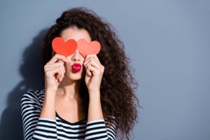 恋愛体質の人の特徴とは？意味やメリット・デメリット・治し方