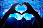 リアコとは？言葉の意味・アイドルや俳優にガチ恋する心理を解説