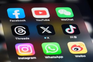 裏垢女子とは？SNSの裏アカウントで投稿する人の特徴・例を解説
